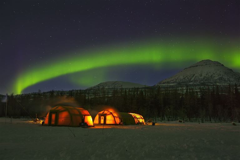 Polarlichtjagd im SnowHotel ©Vershinin-M/istock